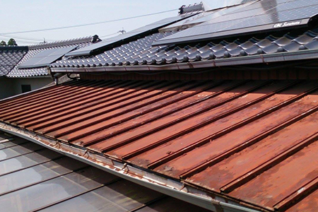屋根が色あせたり、サビやコケが発生していたりしませんか？